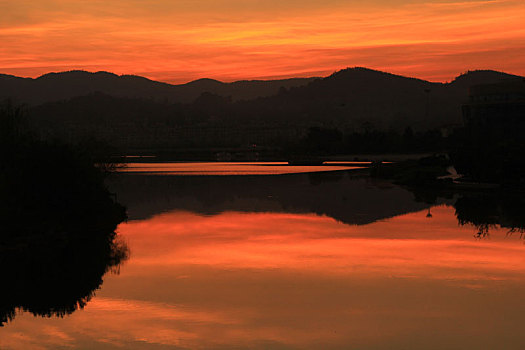 日出前的湖光山色