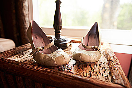 皮革,鞋,木桌