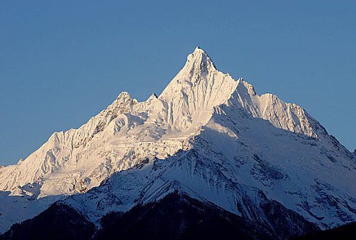 瑞丽雪山