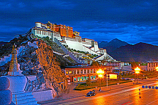 傍晚的西藏布达拉宫