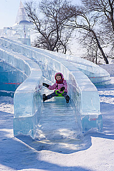 小女孩玩冰雕滑梯