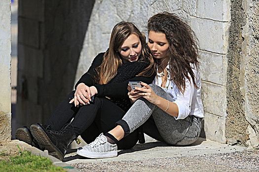 两个,女朋友,青少年,坐,地面,倚靠,墙壁,读,短信,手机,曼顿,法国,欧洲