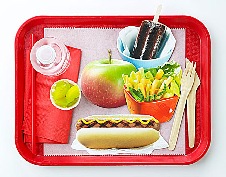 在校午餐,托盘,热狗,沙拉,苹果,冰棍,白色背景