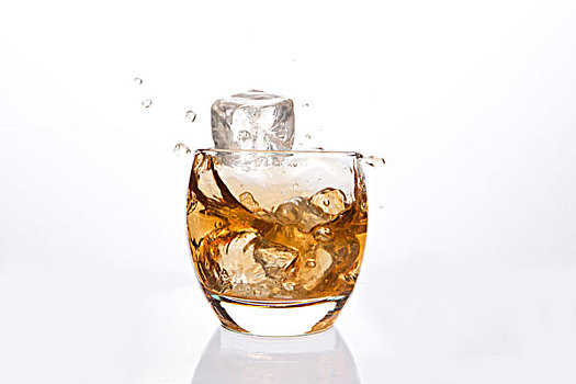 冰块,落下,大玻璃杯,威士忌