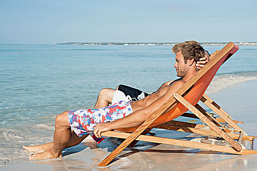 两个男人,坐,并排,海滩,看,海洋