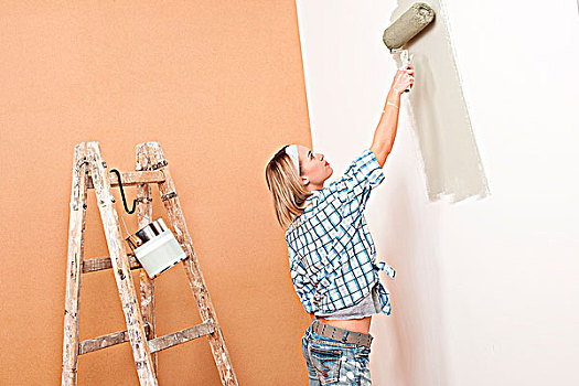 家庭装修,金发,女人,上油漆,墙壁,油漆滚