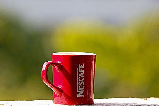 窗台上的红色咖啡杯