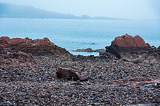海滩上的路和岩石