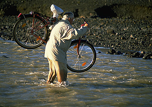 冰岛,男人,自行车,水