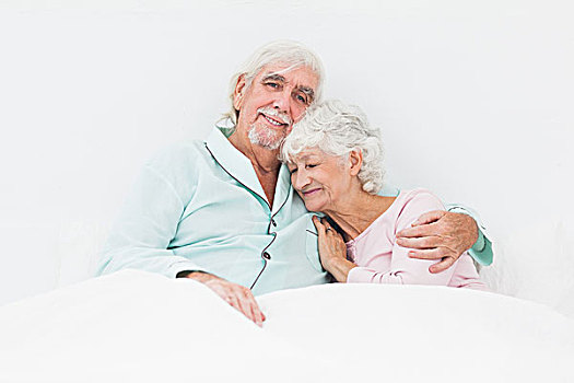 老年夫妇,搂抱,床上