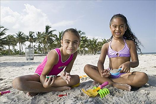 肖像,两个女孩,坐,海滩