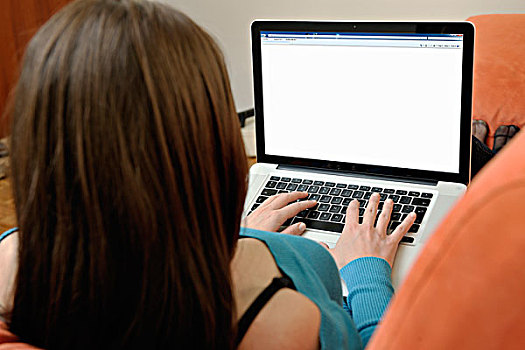 年轻,职业女性,休闲服,工作,笔记本电脑,橙色,沙发,隔绝,白色背景