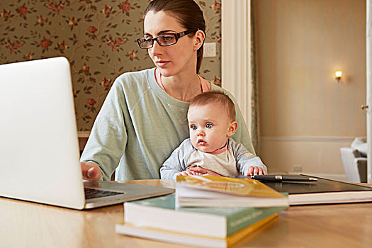 女婴,坐,凝视,笔记本电脑
