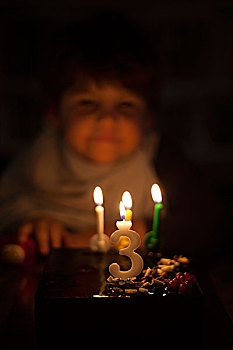 烛光,男性,幼儿,看,生日蛋糕