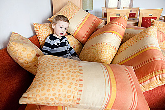 男孩,隐藏,后面,沙发垫
