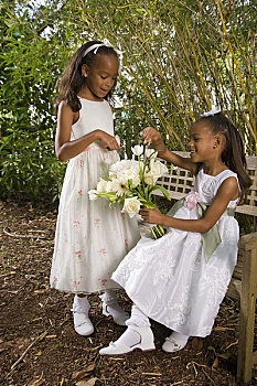 高兴,美国黑人,女花童,坐,园凳,指点,花,新娘手花