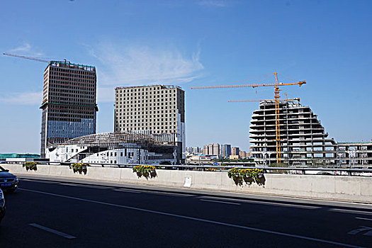 高大上的乌鲁木齐火车站出发层和正在建设中的火车站广场
