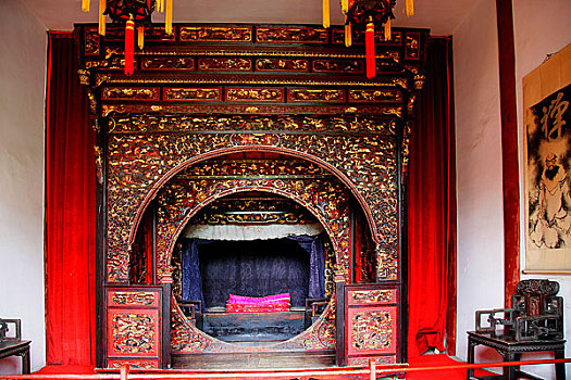巴渝民俗文化博物馆内被誉为,中国第一床,的六柱五檐满金雕花大床,其内容之丰富,雕刻之精美,俨然一幅巴渝地区的民俗风情画