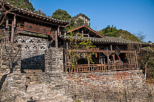 湖北夷陵长江三峡灯影峡里的,三峡人家,巴王山寨