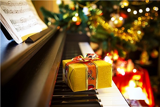 圣诞礼物,钢琴