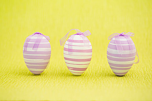 紫色,复活节彩蛋,站立,黄色背景