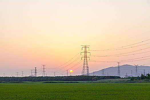 田野落日下的电塔