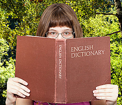 女孩,看,上方,英文,字典,绿色,木头