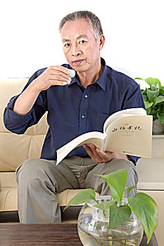 老年人看书喝茶