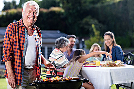老人,烧烤架,家庭,午餐,背景,花园