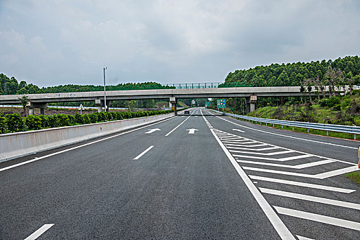 山谷中的高速公路