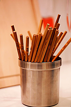 钢制圆形的筷子桶中放着木制筷子