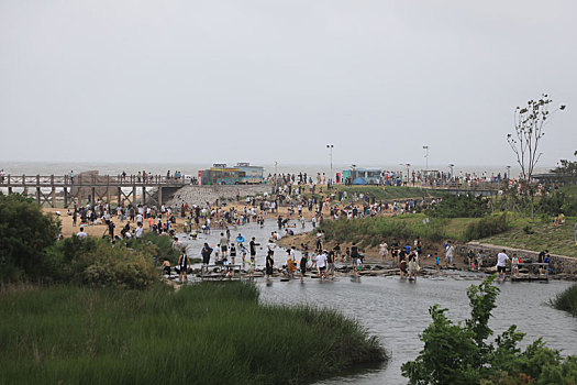 山东省日照市,台风,杜苏芮,外围影响旅游,游客游兴不减河流里泡澡