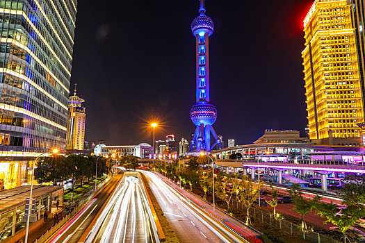 东方明珠电视塔和陆家嘴摩天大楼建筑群夜景