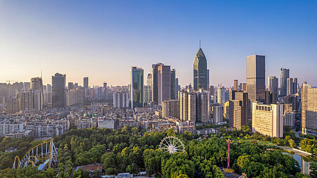 武汉汉口中山公园与民生银行大厦等高楼