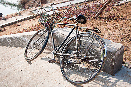 倾斜放置的老式自行车
