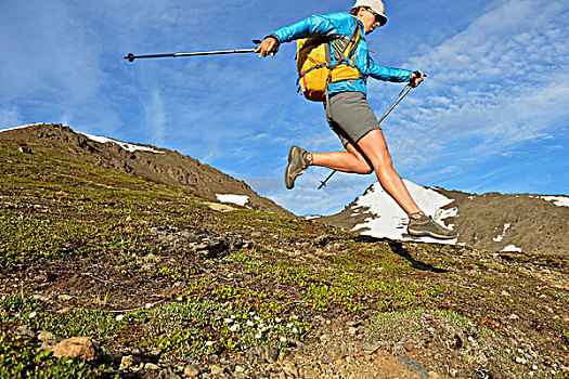女性,登山,跳跃,下坡,楚加奇州立公园,安克里奇,阿拉斯加,美国
