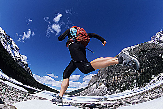 女青年,越野跑,靠近,岸边,冰碛湖,路易斯湖,班芙国家公园,艾伯塔省,加拿大