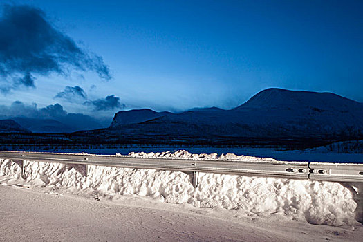 栏杆,积雪,山,蓝天,夜晚,瑞典