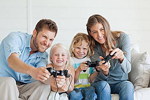 家庭,玩,游戏机,一起,沙发