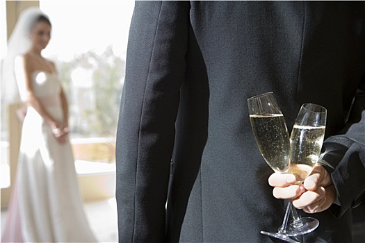 新郎,拿着,两个,香槟酒杯,后面,背影,新娘,站立,背景,聚焦,前景,后视图