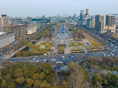 济南趵突泉公园和泉城广场