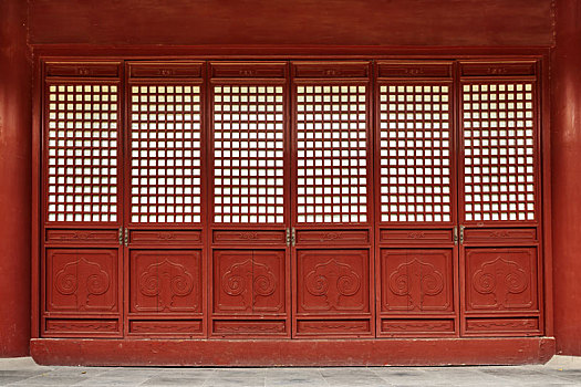 红色中式隔扇木门窗
