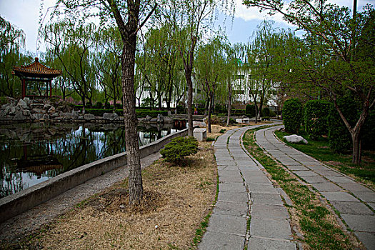 中國古典園林湖泊中的石板路和涼亭