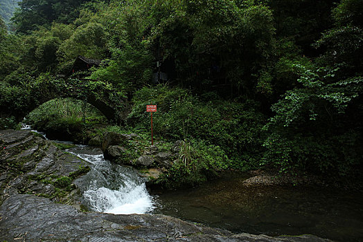 宜昌,三峡人家,长江,运输,航道,民俗,表演,风景,景点,旅游,高山,瀑布,河流,神秘,树木,植被,峡谷,壮观