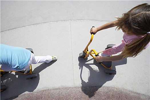 两个女孩,4-6岁,骑,玩具,滑板车,操场,侧面视角,俯视