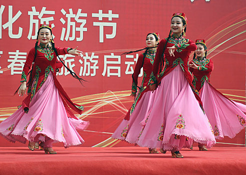 新疆哈密,民族歌舞热场美食旅游文化节