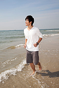 海边休闲装年轻男人漫步
