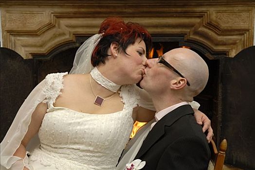 新婚夫妇,吻,正面,壁炉