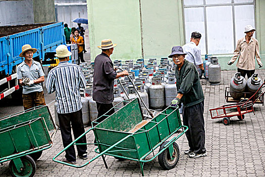 朝鲜平壤居民换装液化气罐