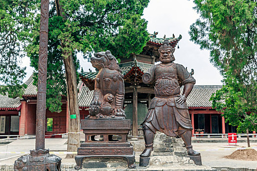 中国山西省运城市解州关帝庙铁狮铁人雕塑